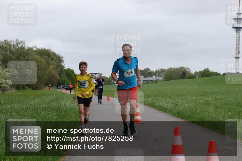 04.05.2025 - 8. Wedeler Halbmarathon Yannick Fuchs http://msf.ph/oto/7825258 04.05.2025 11:12:41 Laufen 937, 1058, 936 meine-sportfotos.de