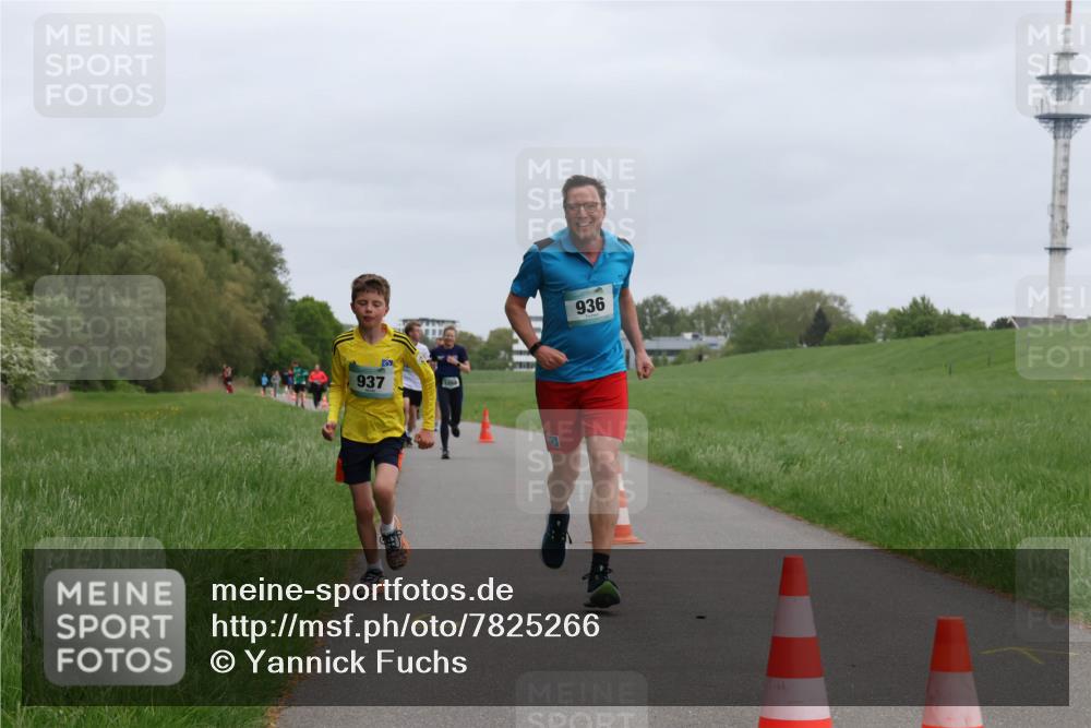 04.05.2025 - 8. Wedeler Halbmarathon Yannick Fuchs http://msf.ph/oto/7825266 04.05.2025 11:12:42 Laufen 937, 936 meine-sportfotos.de