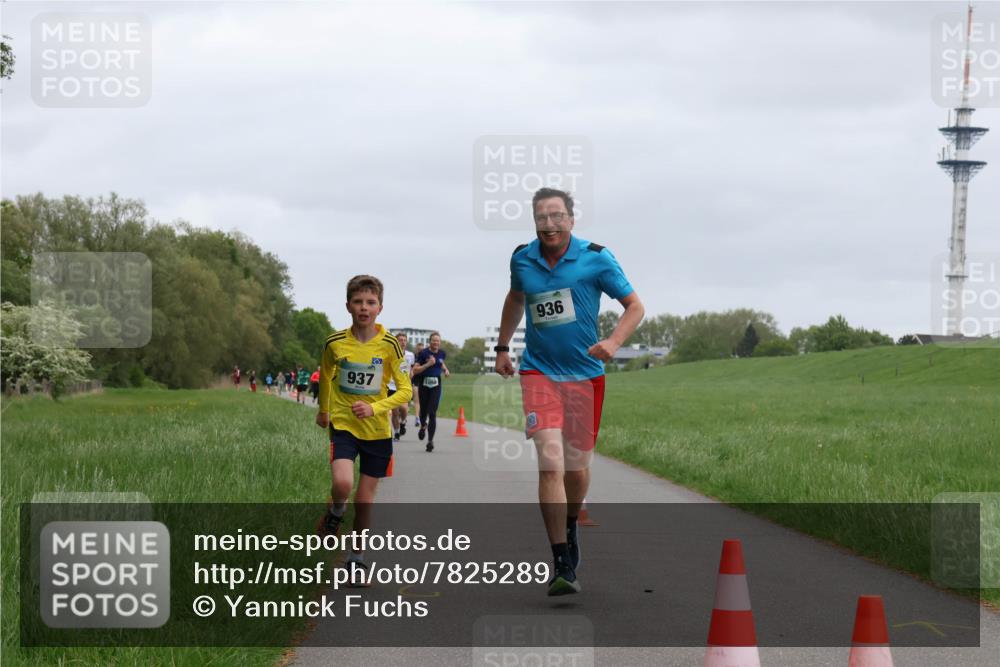 04.05.2025 - 8. Wedeler Halbmarathon Yannick Fuchs http://msf.ph/oto/7825289 04.05.2025 11:12:42 Laufen 937, 936 meine-sportfotos.de
