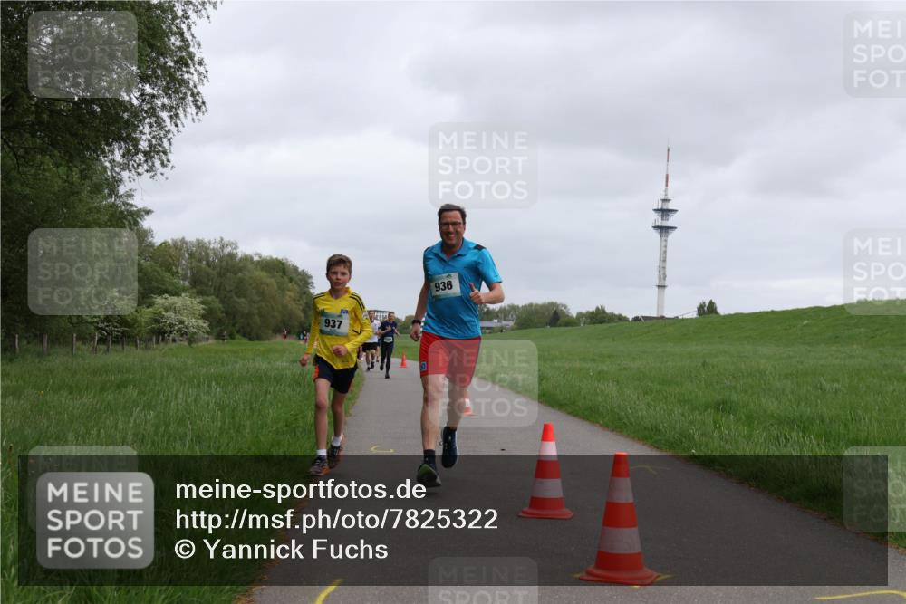 04.05.2025 - 8. Wedeler Halbmarathon Yannick Fuchs http://msf.ph/oto/7825322 04.05.2025 11:12:43 Laufen 937, 936 meine-sportfotos.de