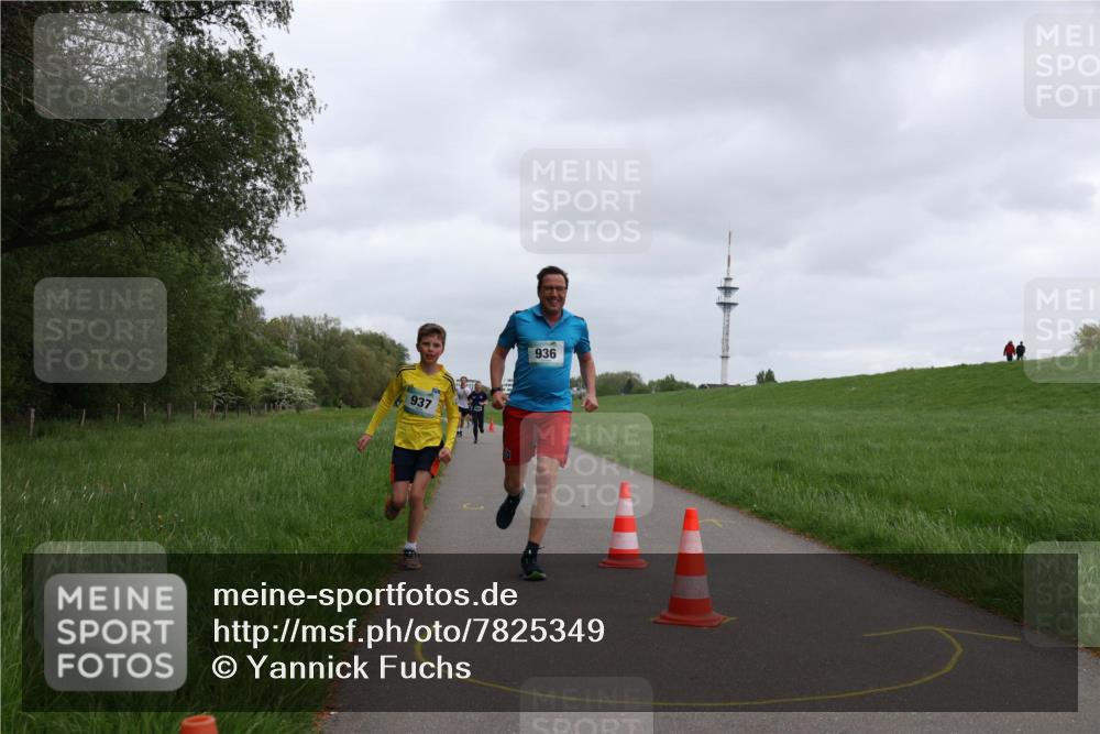 04.05.2025 - 8. Wedeler Halbmarathon Yannick Fuchs http://msf.ph/oto/7825349 04.05.2025 11:12:43 Laufen 937, 936 meine-sportfotos.de