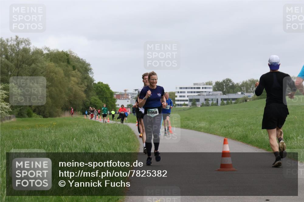 04.05.2025 - 8. Wedeler Halbmarathon Yannick Fuchs http://msf.ph/oto/7825382 04.05.2025 11:12:47 Laufen 1058 meine-sportfotos.de