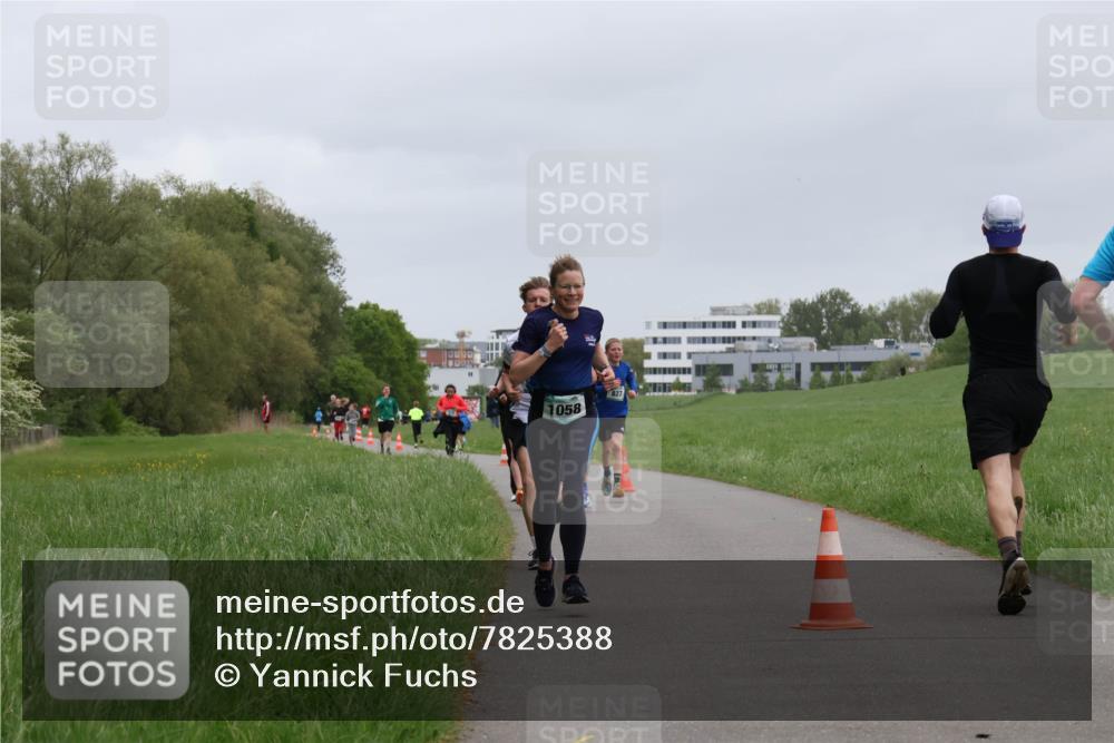 04.05.2025 - 8. Wedeler Halbmarathon Yannick Fuchs http://msf.ph/oto/7825388 04.05.2025 11:12:47 Laufen 10000, 1058 meine-sportfotos.de