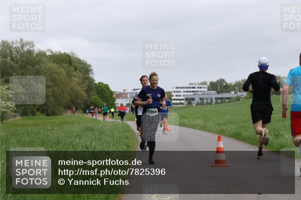 04.05.2025 - 8. Wedeler Halbmarathon Yannick Fuchs http://msf.ph/oto/7825396 04.05.2025 11:12:47 Laufen 1009, 1058 meine-sportfotos.de