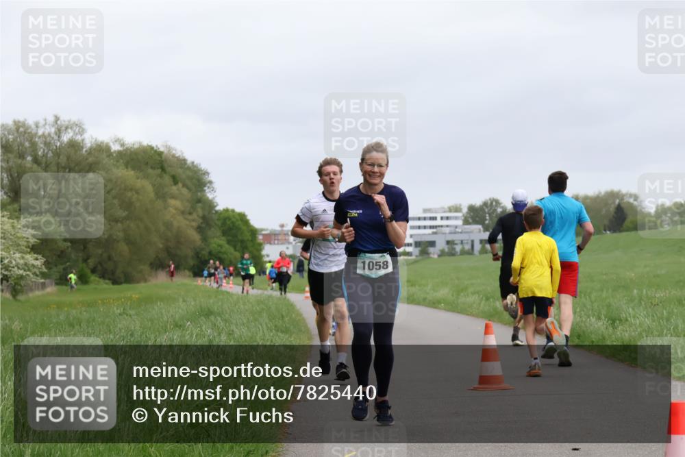 04.05.2025 - 8. Wedeler Halbmarathon Yannick Fuchs http://msf.ph/oto/7825440 04.05.2025 11:12:49 Laufen 1058 meine-sportfotos.de