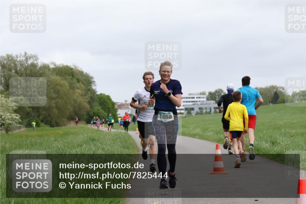 04.05.2025 - 8. Wedeler Halbmarathon Yannick Fuchs http://msf.ph/oto/7825444 04.05.2025 11:12:49 Laufen 093, 058 meine-sportfotos.de