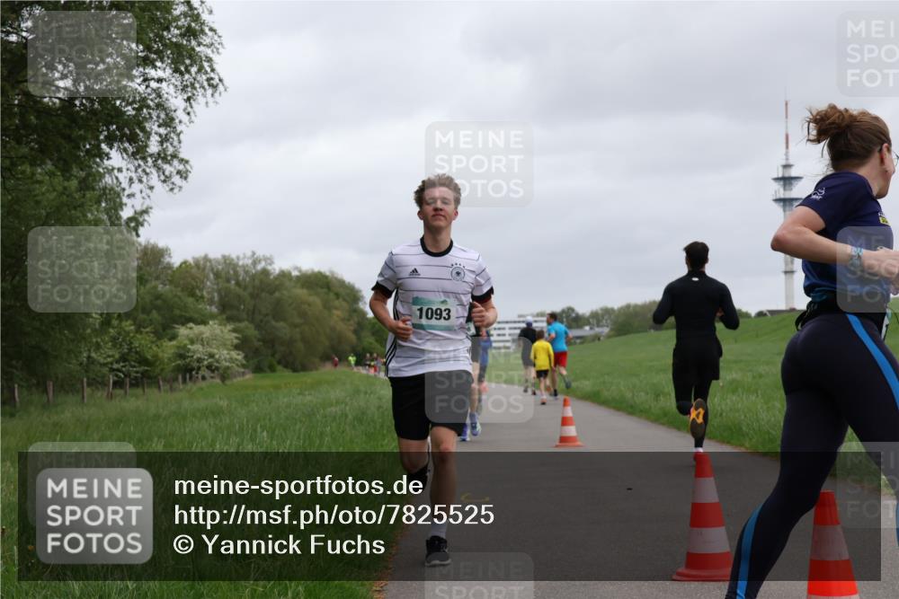 04.05.2025 - 8. Wedeler Halbmarathon Yannick Fuchs http://msf.ph/oto/7825525 04.05.2025 11:12:52 Laufen 1093 meine-sportfotos.de