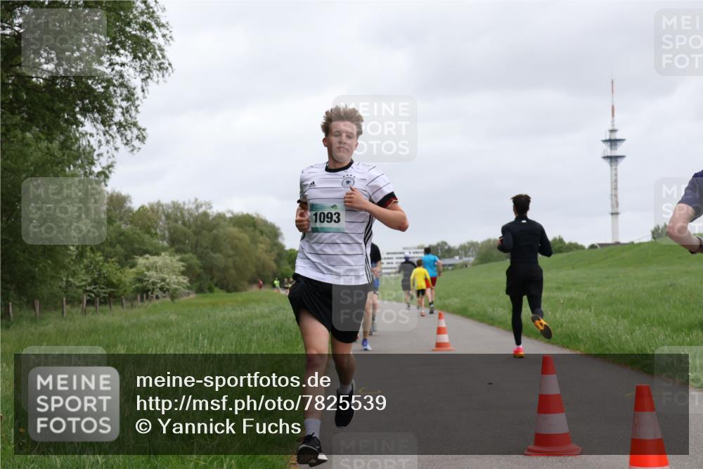04.05.2025 - 8. Wedeler Halbmarathon Yannick Fuchs http://msf.ph/oto/7825539 04.05.2025 11:12:52 Laufen 1093 meine-sportfotos.de