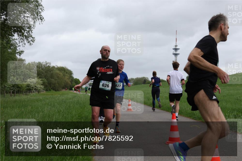 04.05.2025 - 8. Wedeler Halbmarathon Yannick Fuchs http://msf.ph/oto/7825592 04.05.2025 11:12:56 Laufen 626, 827 meine-sportfotos.de