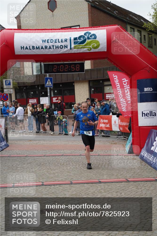 04.05.2025 - 8. Wedeler Halbmarathon Felixshl http://msf.ph/oto/7825923 04.05.2025 12:02:56 Ziel 174, 326 meine-sportfotos.de