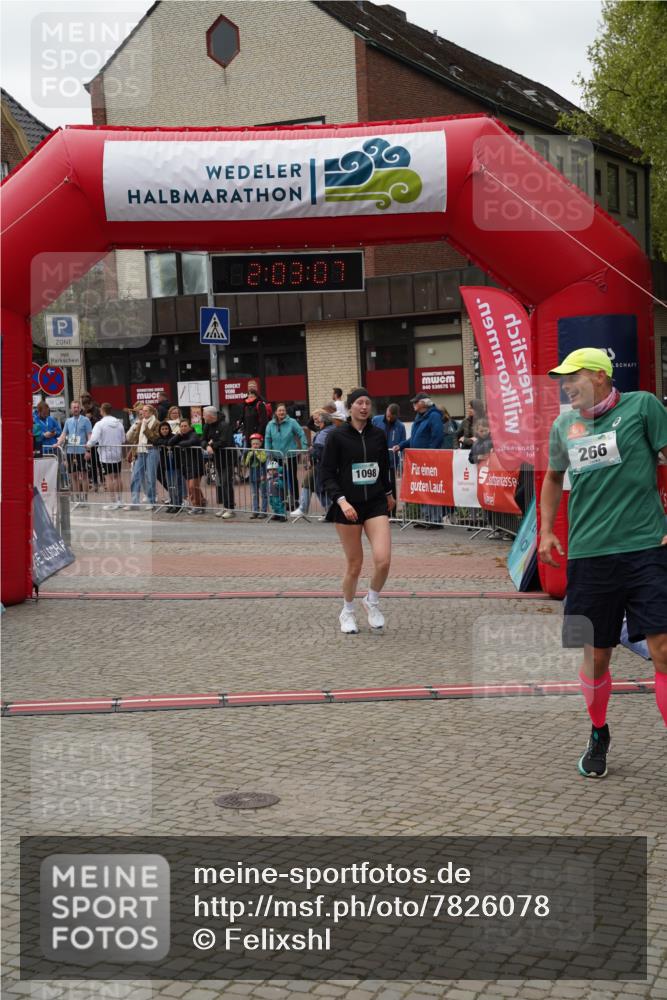 04.05.2025 - 8. Wedeler Halbmarathon Felixshl http://msf.ph/oto/7826078 04.05.2025 12:03:05 Ziel 266, 321, 1098 meine-sportfotos.de