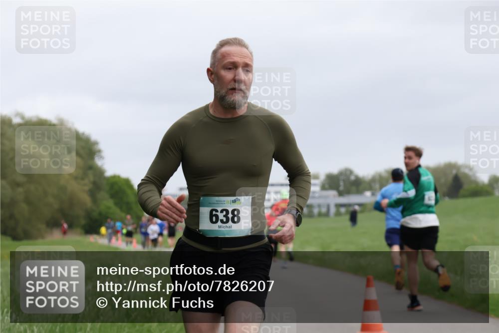 04.05.2025 - 8. Wedeler Halbmarathon Yannick Fuchs http://msf.ph/oto/7826207 04.05.2025 11:13:26 Laufen 8, 56, 25, 638 meine-sportfotos.de
