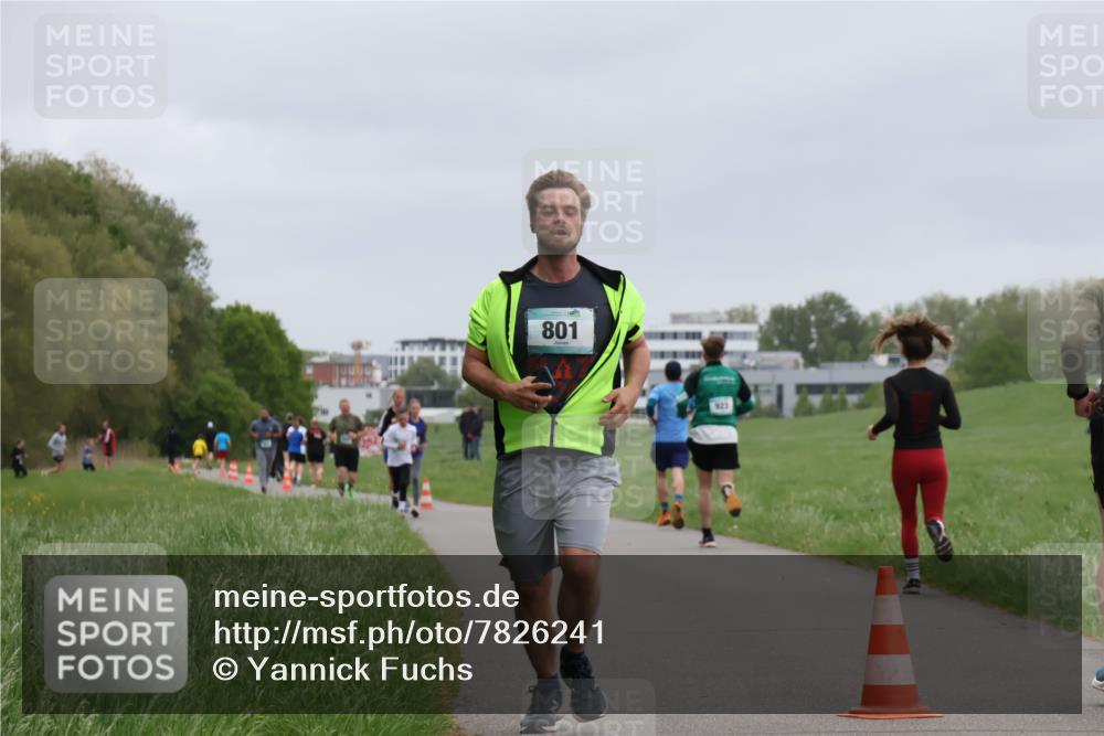 04.05.2025 - 8. Wedeler Halbmarathon Yannick Fuchs http://msf.ph/oto/7826241 04.05.2025 11:13:32 Laufen 801, 923 meine-sportfotos.de