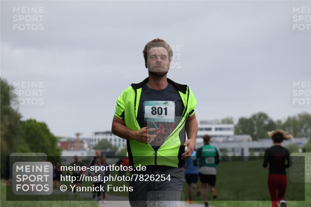 04.05.2025 - 8. Wedeler Halbmarathon Yannick Fuchs http://msf.ph/oto/7826254 04.05.2025 11:13:32 Laufen 801, 164 meine-sportfotos.de