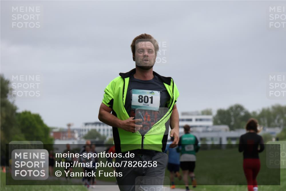 04.05.2025 - 8. Wedeler Halbmarathon Yannick Fuchs http://msf.ph/oto/7826258 04.05.2025 11:13:33 Laufen 801 meine-sportfotos.de