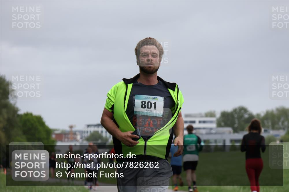 04.05.2025 - 8. Wedeler Halbmarathon Yannick Fuchs http://msf.ph/oto/7826262 04.05.2025 11:13:33 Laufen 801 meine-sportfotos.de