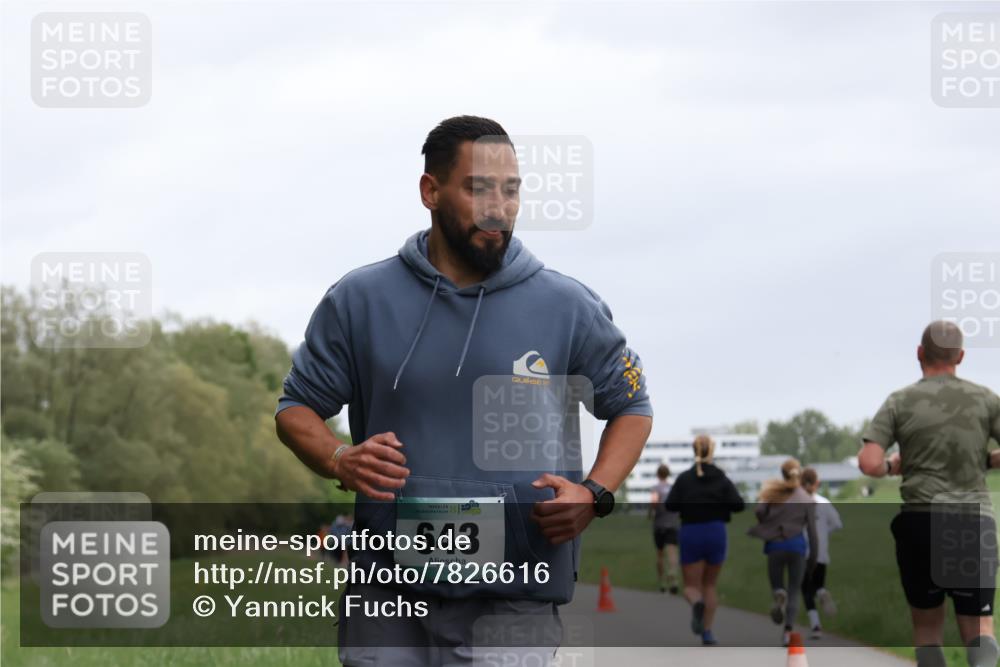 04.05.2025 - 8. Wedeler Halbmarathon Yannick Fuchs http://msf.ph/oto/7826616 04.05.2025 11:14:02 Laufen 643 meine-sportfotos.de