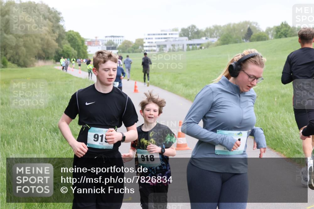 04.05.2025 - 8. Wedeler Halbmarathon Yannick Fuchs http://msf.ph/oto/7826834 04.05.2025 11:14:23 Laufen 919, 918 meine-sportfotos.de