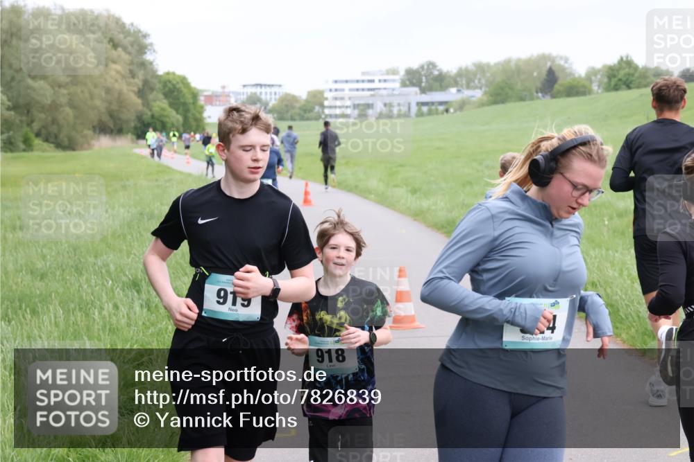 04.05.2025 - 8. Wedeler Halbmarathon Yannick Fuchs http://msf.ph/oto/7826839 04.05.2025 11:14:24 Laufen 915, 918 meine-sportfotos.de