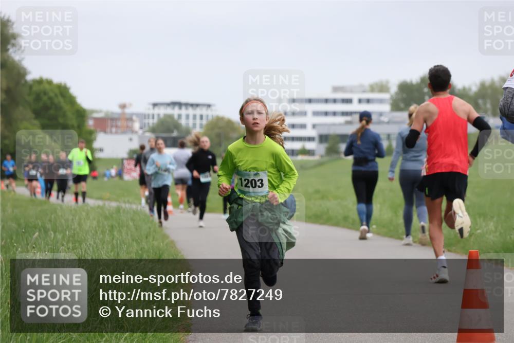 04.05.2025 - 8. Wedeler Halbmarathon Yannick Fuchs http://msf.ph/oto/7827249 04.05.2025 11:14:45 Laufen 1203 meine-sportfotos.de