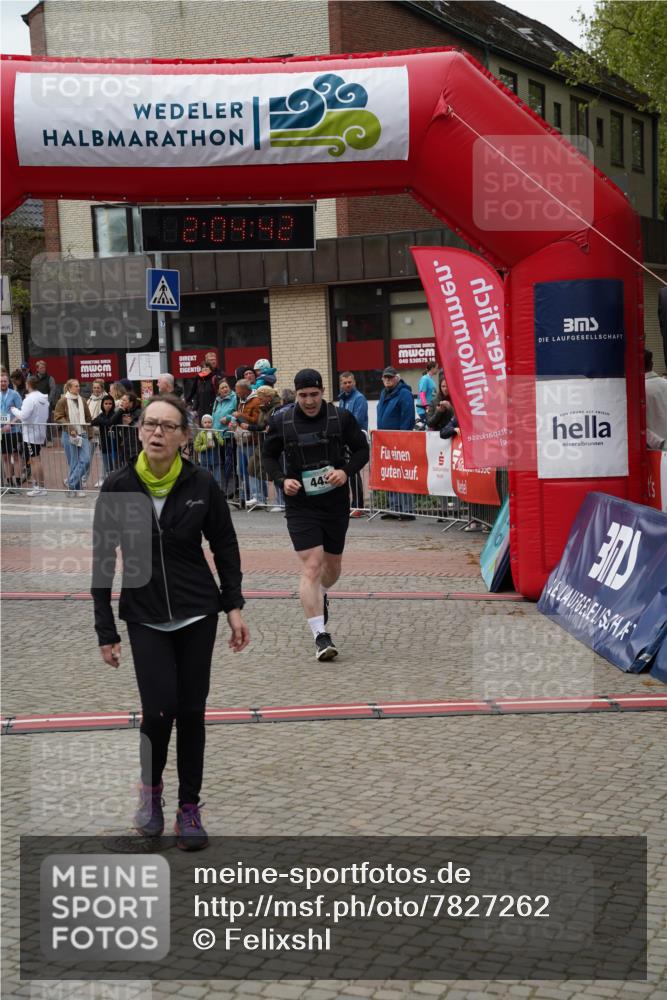 04.05.2025 - 8. Wedeler Halbmarathon Felixshl http://msf.ph/oto/7827262 04.05.2025 12:04:40 Ziel 443, 694 meine-sportfotos.de