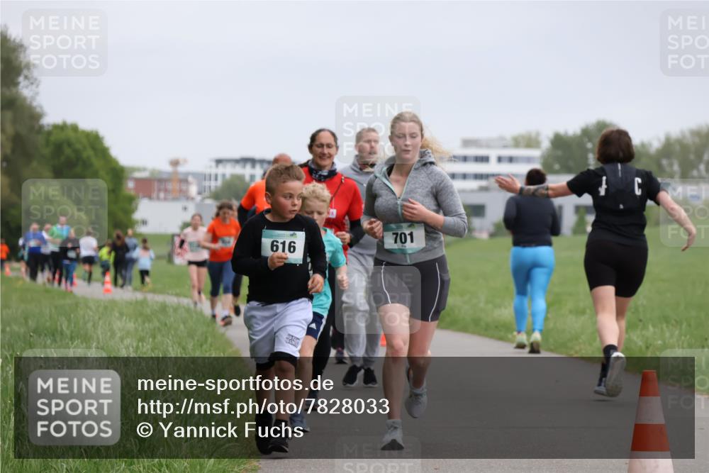 04.05.2025 - 8. Wedeler Halbmarathon Yannick Fuchs http://msf.ph/oto/7828033 04.05.2025 11:15:37 Laufen 701, 616 meine-sportfotos.de