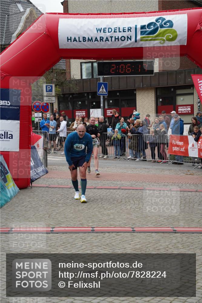 04.05.2025 - 8. Wedeler Halbmarathon Felixshl http://msf.ph/oto/7828224 04.05.2025 12:06:15 Ziel 943, 970 meine-sportfotos.de