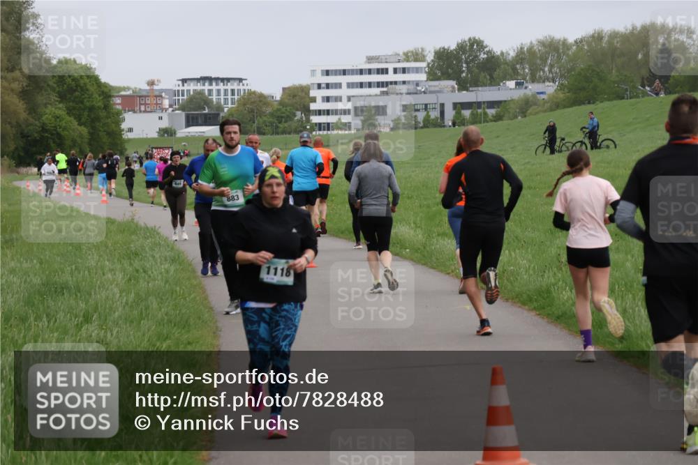 04.05.2025 - 8. Wedeler Halbmarathon Yannick Fuchs http://msf.ph/oto/7828488 04.05.2025 11:16:08 Laufen 10000, 883, 1118 meine-sportfotos.de