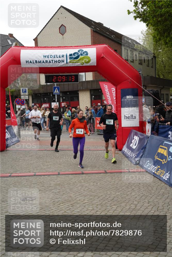 04.05.2025 - 8. Wedeler Halbmarathon Felixshl http://msf.ph/oto/7829876 04.05.2025 12:09:11 Ziel 118, 121, 160, 238 meine-sportfotos.de