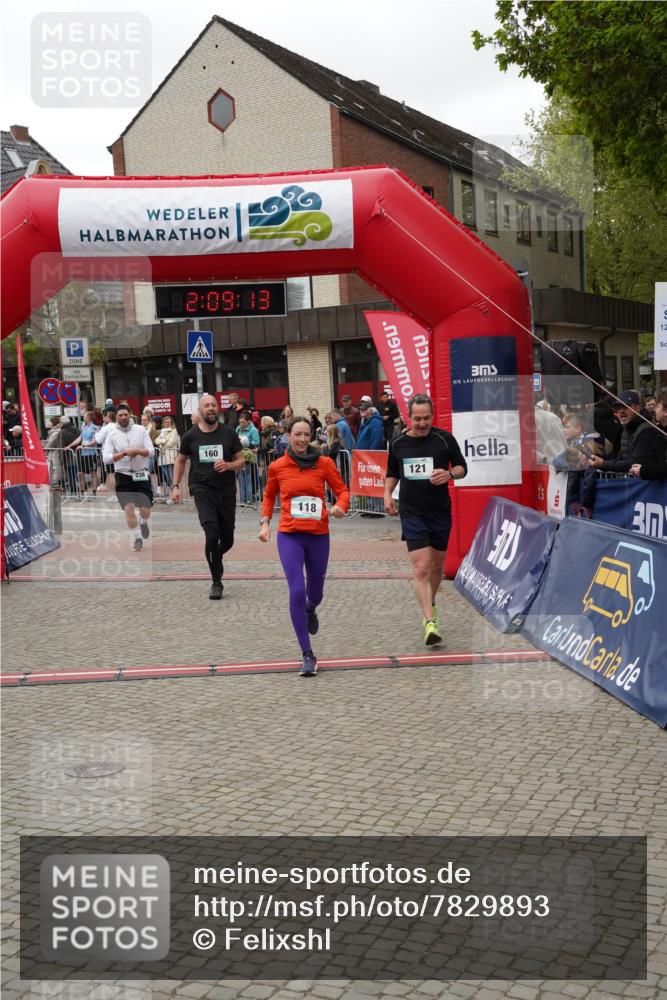 04.05.2025 - 8. Wedeler Halbmarathon Felixshl http://msf.ph/oto/7829893 04.05.2025 12:09:11 Ziel 118, 121, 160, 238 meine-sportfotos.de