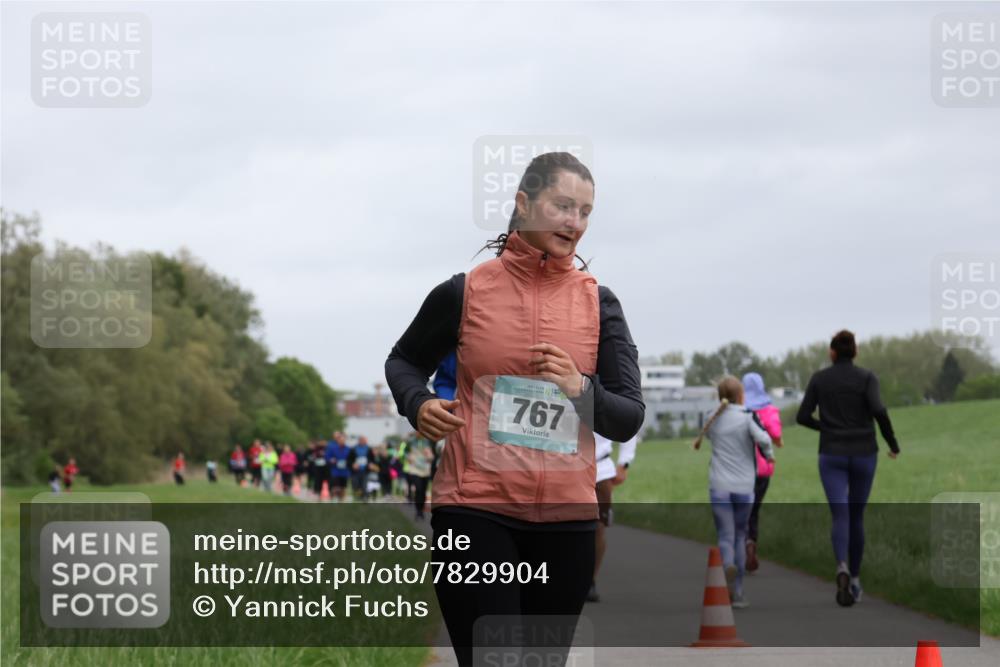 04.05.2025 - 8. Wedeler Halbmarathon Yannick Fuchs http://msf.ph/oto/7829904 04.05.2025 11:18:24 Laufen 767 meine-sportfotos.de