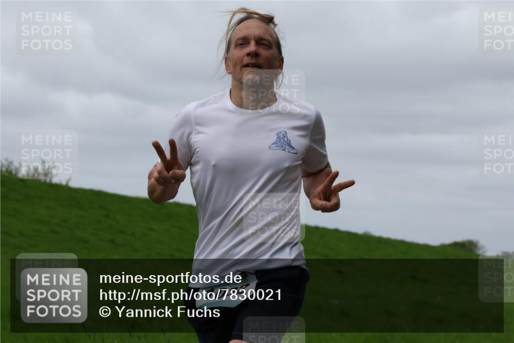 04.05.2025 - 8. Wedeler Halbmarathon Yannick Fuchs http://msf.ph/oto/7830021 04.05.2025 11:37:28 Laufen 1032 meine-sportfotos.de