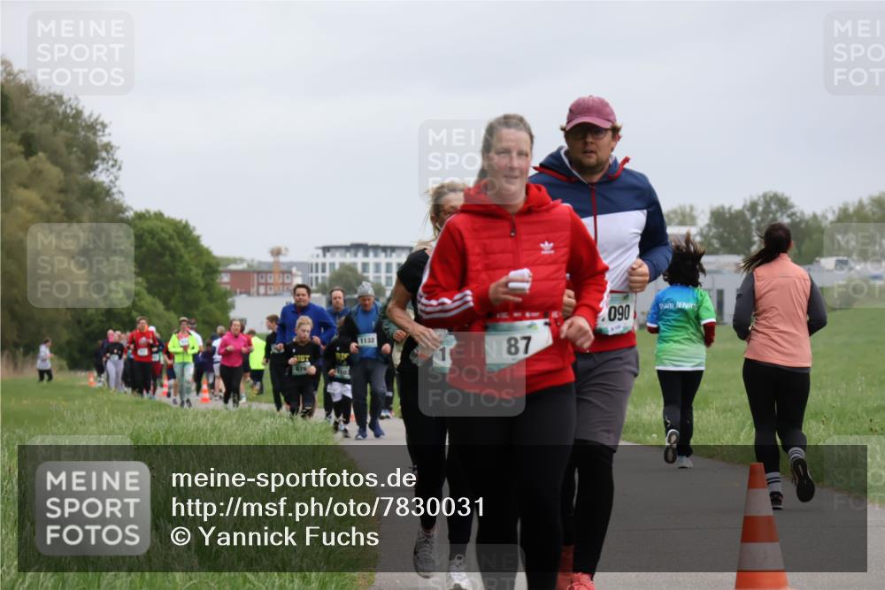 04.05.2025 - 8. Wedeler Halbmarathon Yannick Fuchs http://msf.ph/oto/7830031 04.05.2025 11:18:36 Laufen 10000, 900, 678, 1132, 090, 87 meine-sportfotos.de