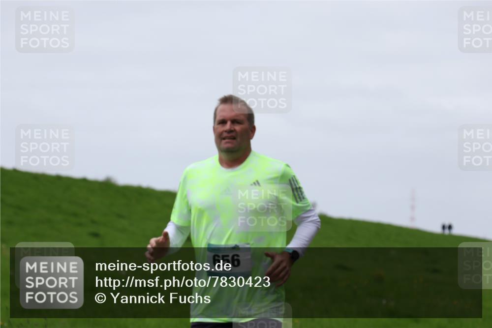 04.05.2025 - 8. Wedeler Halbmarathon Yannick Fuchs http://msf.ph/oto/7830423 04.05.2025 11:19:07 Laufen 656 meine-sportfotos.de