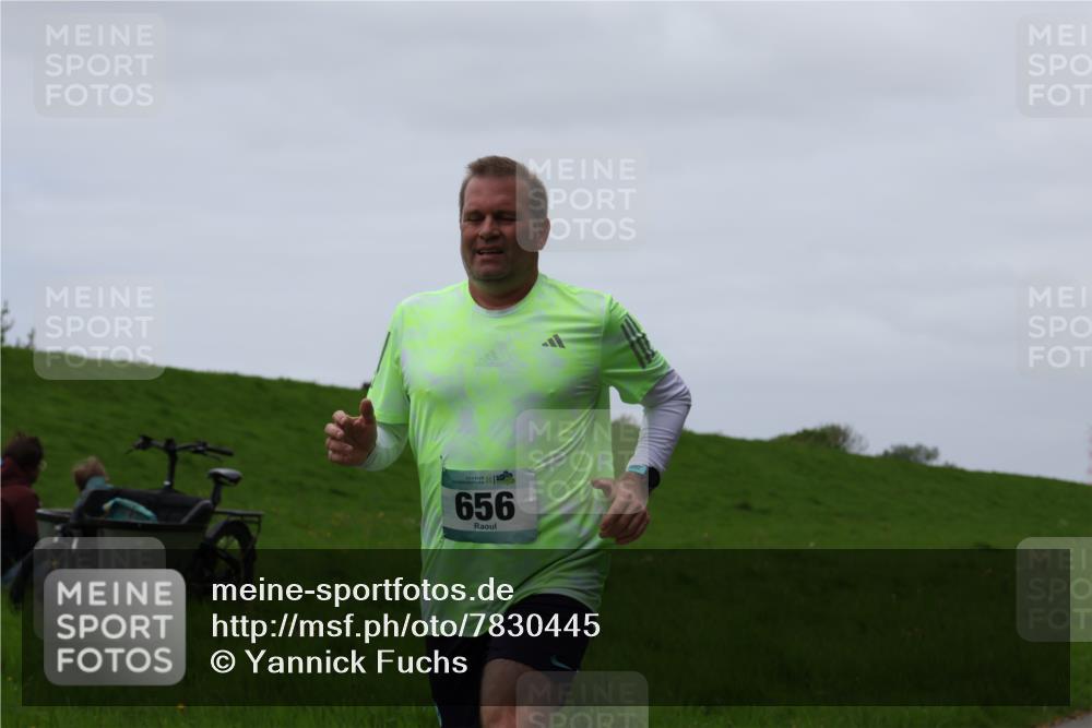 04.05.2025 - 8. Wedeler Halbmarathon Yannick Fuchs http://msf.ph/oto/7830445 04.05.2025 11:19:08 Laufen 656 meine-sportfotos.de