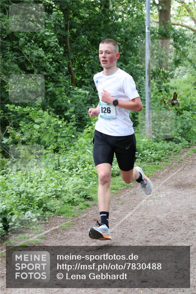 04.05.2025 - 8. Wedeler Halbmarathon Lena Gebhardt http://msf.ph/oto/7830488 04.05.2025 11:14:00 Laufen 826 meine-sportfotos.de