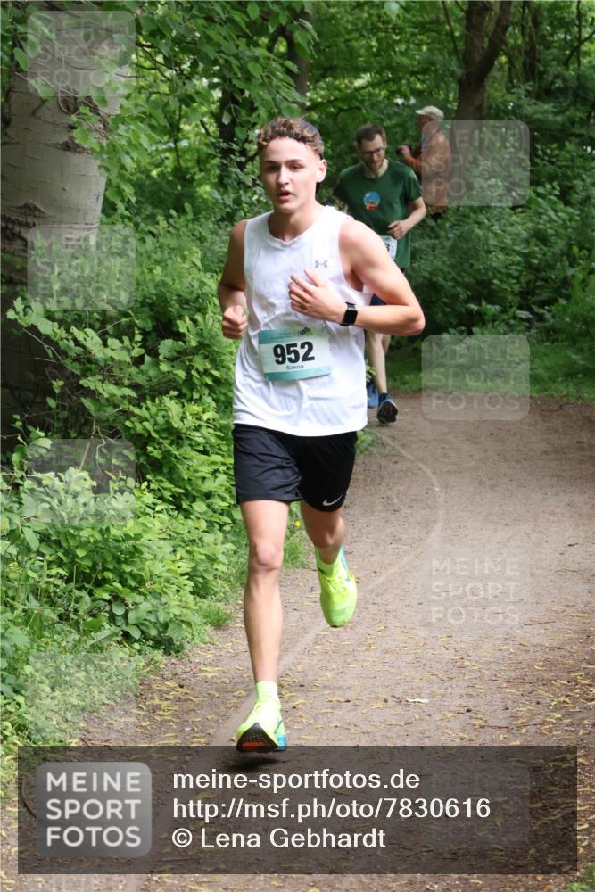 04.05.2025 - 8. Wedeler Halbmarathon Lena Gebhardt http://msf.ph/oto/7830616 04.05.2025 11:15:03 Laufen 952 meine-sportfotos.de