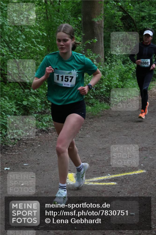04.05.2025 - 8. Wedeler Halbmarathon Lena Gebhardt http://msf.ph/oto/7830751 04.05.2025 11:15:44 Laufen 1157, 135, 1088 meine-sportfotos.de