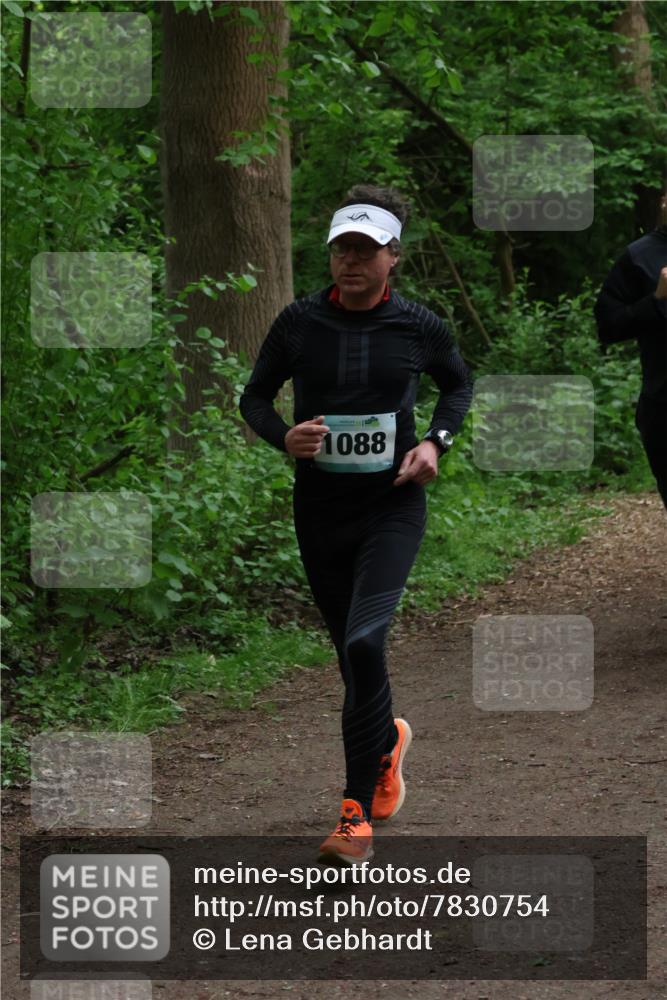 04.05.2025 - 8. Wedeler Halbmarathon Lena Gebhardt http://msf.ph/oto/7830754 04.05.2025 11:15:45 Laufen 1088 meine-sportfotos.de