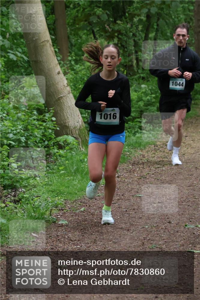 04.05.2025 - 8. Wedeler Halbmarathon Lena Gebhardt http://msf.ph/oto/7830860 04.05.2025 11:16:20 Laufen 1016, 1044 meine-sportfotos.de