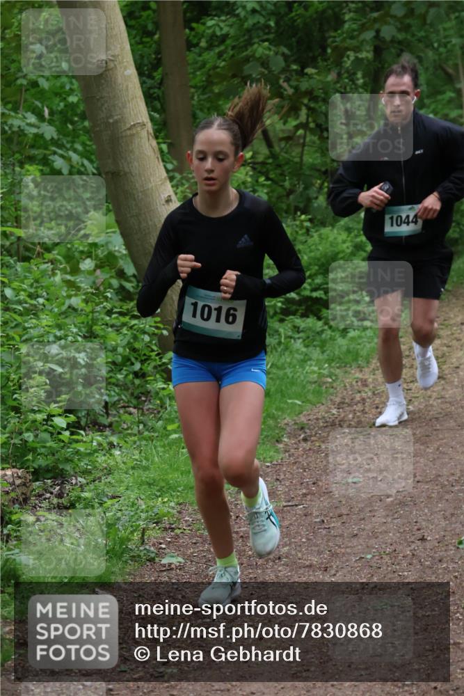 04.05.2025 - 8. Wedeler Halbmarathon Lena Gebhardt http://msf.ph/oto/7830868 04.05.2025 11:16:20 Laufen 1016, 1044 meine-sportfotos.de