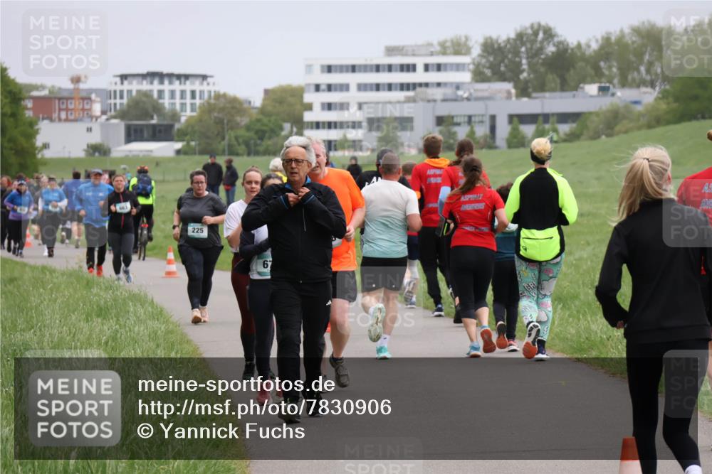 04.05.2025 - 8. Wedeler Halbmarathon Yannick Fuchs http://msf.ph/oto/7830906 04.05.2025 11:19:42 Laufen 225, 67 meine-sportfotos.de