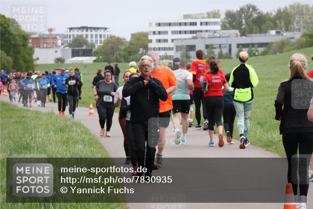 04.05.2025 - 8. Wedeler Halbmarathon Yannick Fuchs http://msf.ph/oto/7830935 04.05.2025 11:19:42 Laufen 225 meine-sportfotos.de