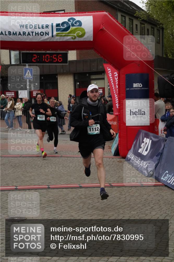04.05.2025 - 8. Wedeler Halbmarathon Felixshl http://msf.ph/oto/7830995 04.05.2025 12:10:54 Ziel 503, 807, 1112, 1115 meine-sportfotos.de