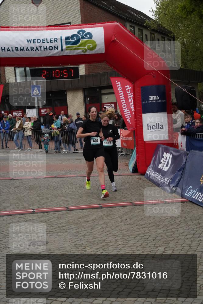 04.05.2025 - 8. Wedeler Halbmarathon Felixshl http://msf.ph/oto/7831016 04.05.2025 12:10:55 Ziel 807, 1112, 1115 meine-sportfotos.de