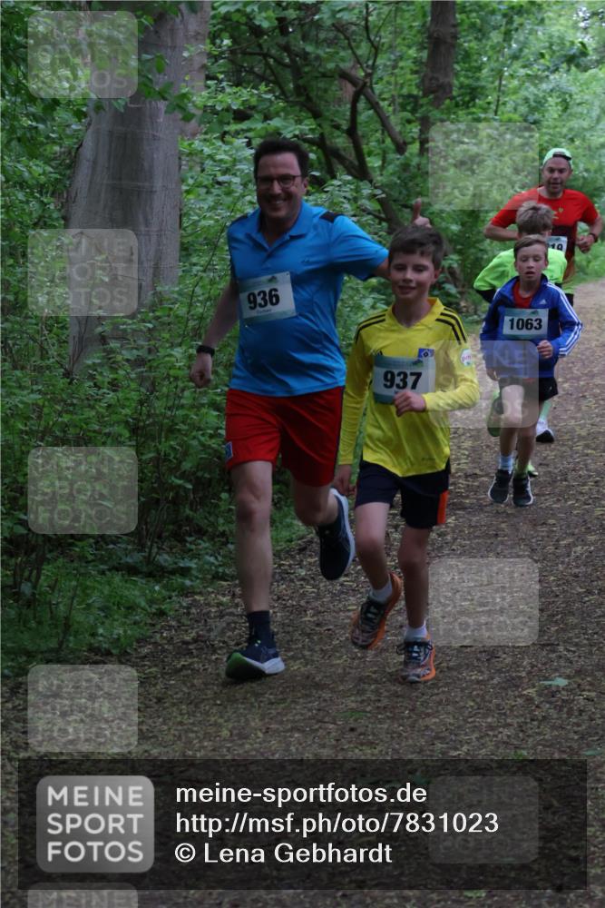 04.05.2025 - 8. Wedeler Halbmarathon Lena Gebhardt http://msf.ph/oto/7831023 04.05.2025 11:17:07 Laufen 936, 937, 1063, 10 meine-sportfotos.de