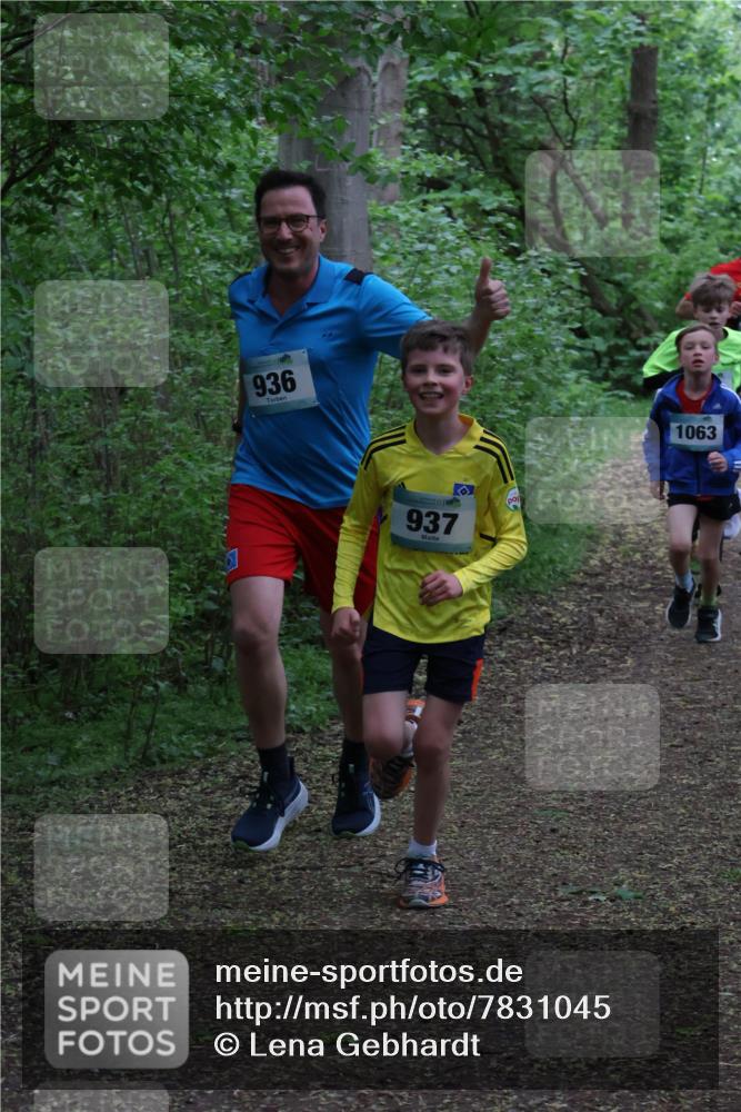 04.05.2025 - 8. Wedeler Halbmarathon Lena Gebhardt http://msf.ph/oto/7831045 04.05.2025 11:17:07 Laufen 936, 937, 1063 meine-sportfotos.de