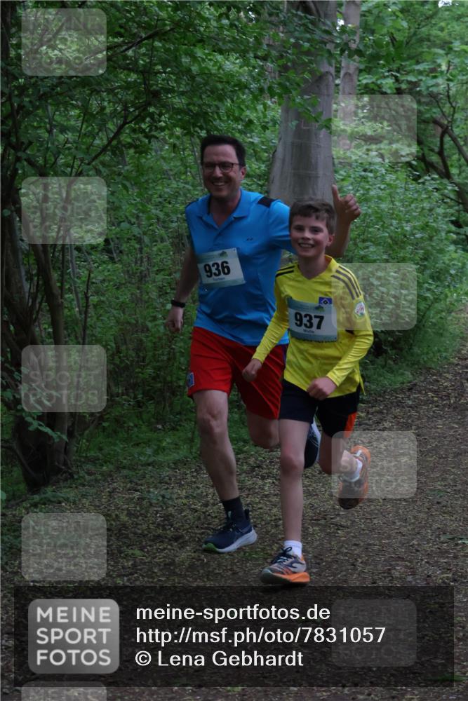 04.05.2025 - 8. Wedeler Halbmarathon Lena Gebhardt http://msf.ph/oto/7831057 04.05.2025 11:17:07 Laufen 936, 937, 9 meine-sportfotos.de