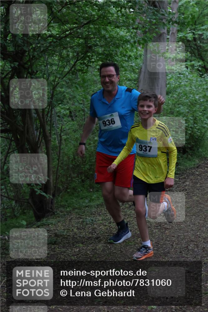 04.05.2025 - 8. Wedeler Halbmarathon Lena Gebhardt http://msf.ph/oto/7831060 04.05.2025 11:17:07 Laufen 936, 937 meine-sportfotos.de