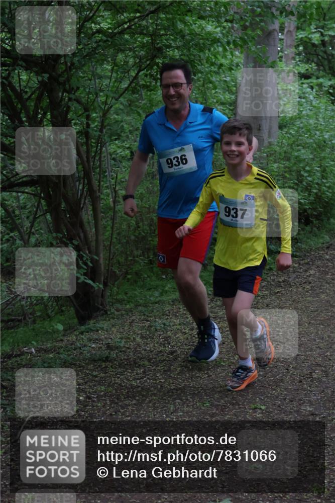 04.05.2025 - 8. Wedeler Halbmarathon Lena Gebhardt http://msf.ph/oto/7831066 04.05.2025 11:17:07 Laufen 936, 937 meine-sportfotos.de